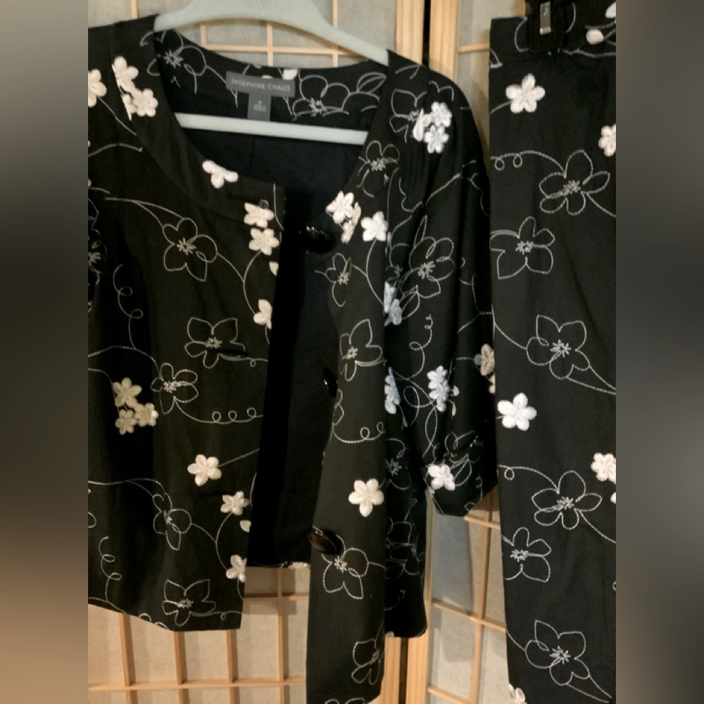 2pc Josephine Chaus - Black/white capri shorts and jacket. Sz 10
